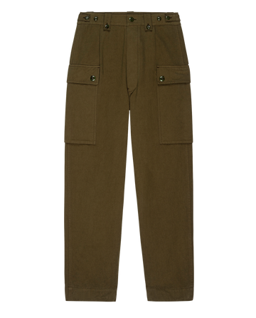 The Convoy Pant - Vintage Military by THE GREAT. FALL 24 D1 SALE comes in dark green and is meticulously crafted from durable cotton twill, featuring cargo pockets with buttoned flaps on the thighs and belt loops at the waist.