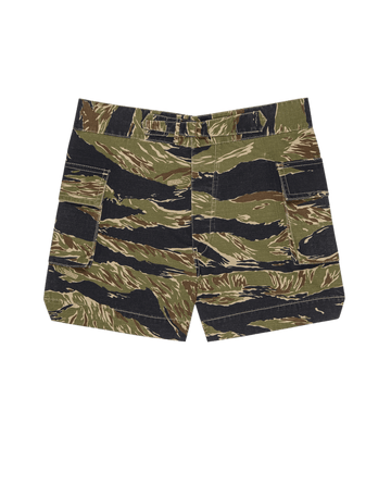 The Cargo Fatigue Short – Camo Surplus by THE GREAT. SU25, featuring belt loops and two back pockets, is shown flat on a black background.