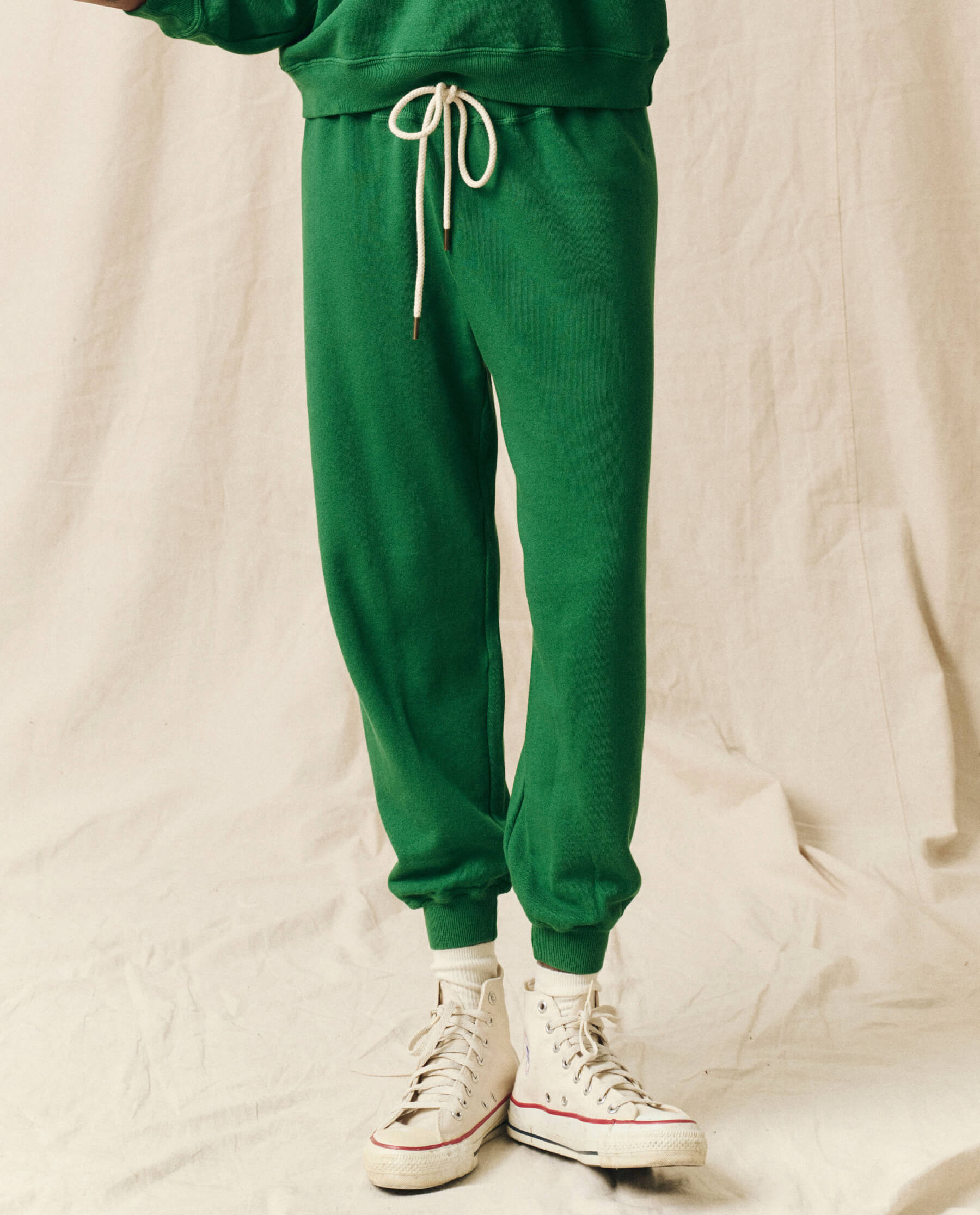 The Cropped Sweatpant. Solid -- Holly Leaf SWEATPANTS THE GREAT. HOL 23 KNITS