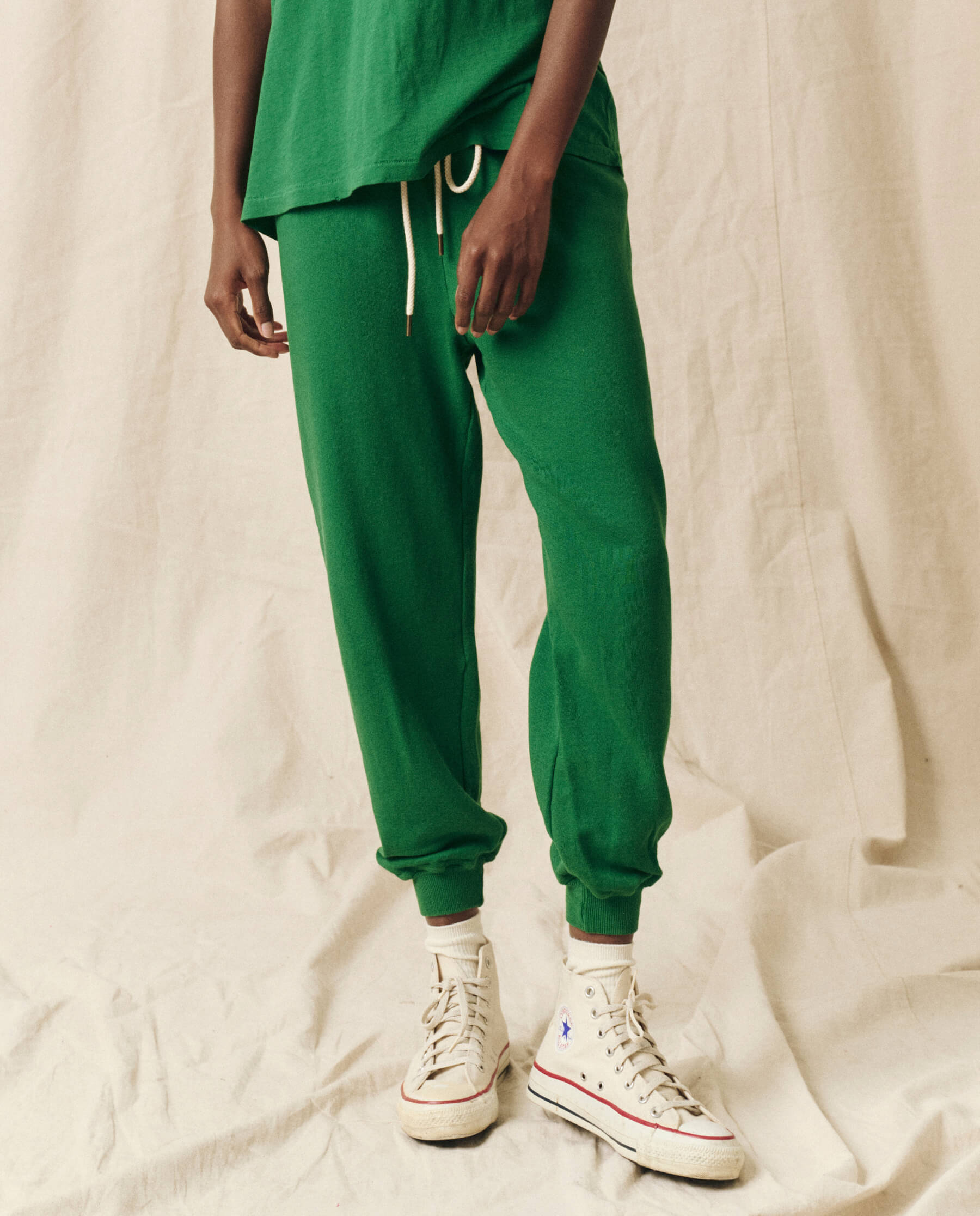 The Cropped Sweatpant. Solid -- Holly Leaf SWEATPANTS THE GREAT. HOL 23 KNITS