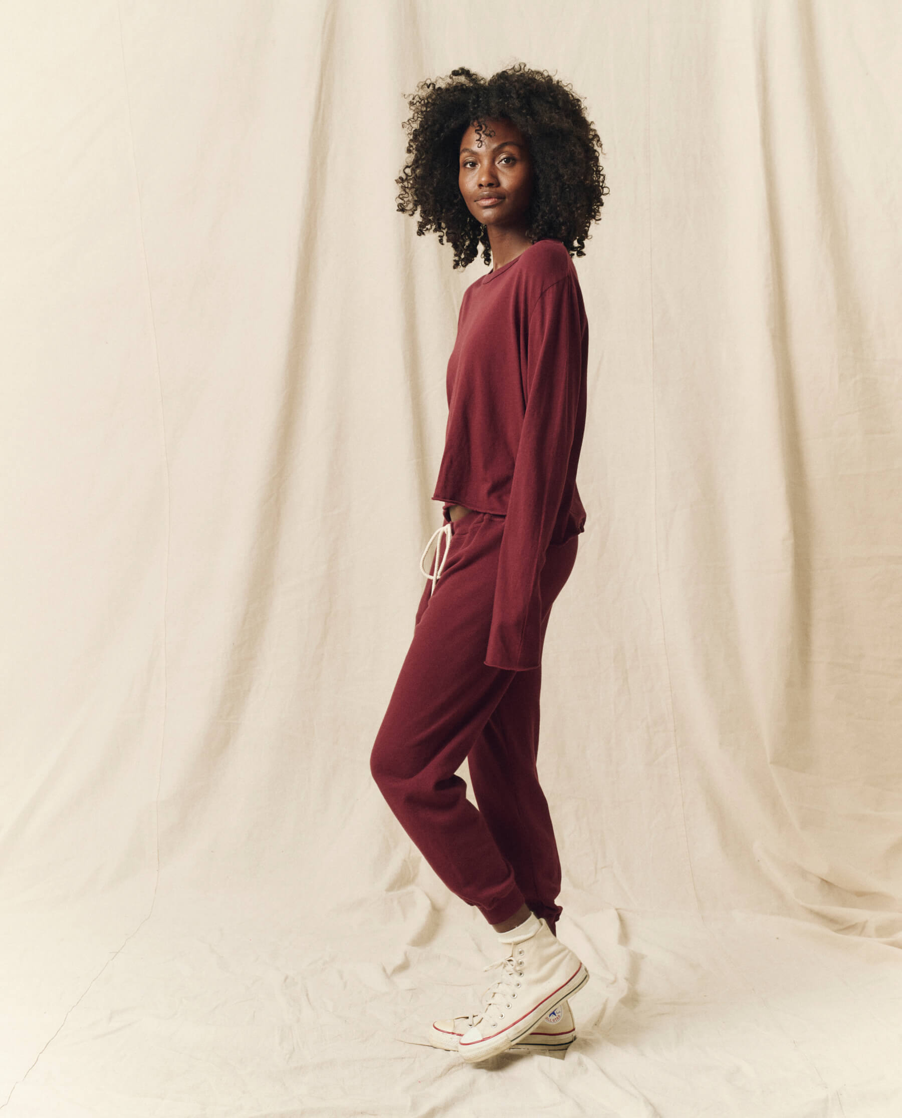 The Cropped Sweatpant. Solid -- Mulled Wine SWEATPANTS THE GREAT. HOL 23 KNITS