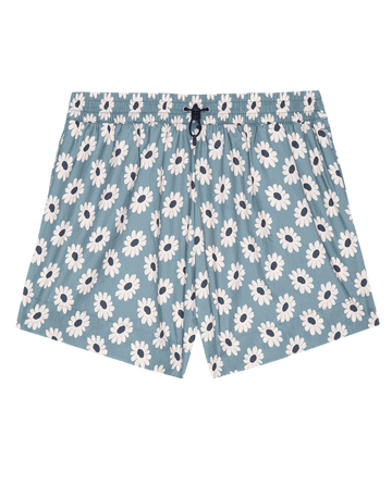 The Rover Short - Falling Daisy by THE GREAT. SP25 TGO offers light blue shorts for men, featuring an elastic waistband and drawstring with a white daisy pattern, ideal for casual wear.