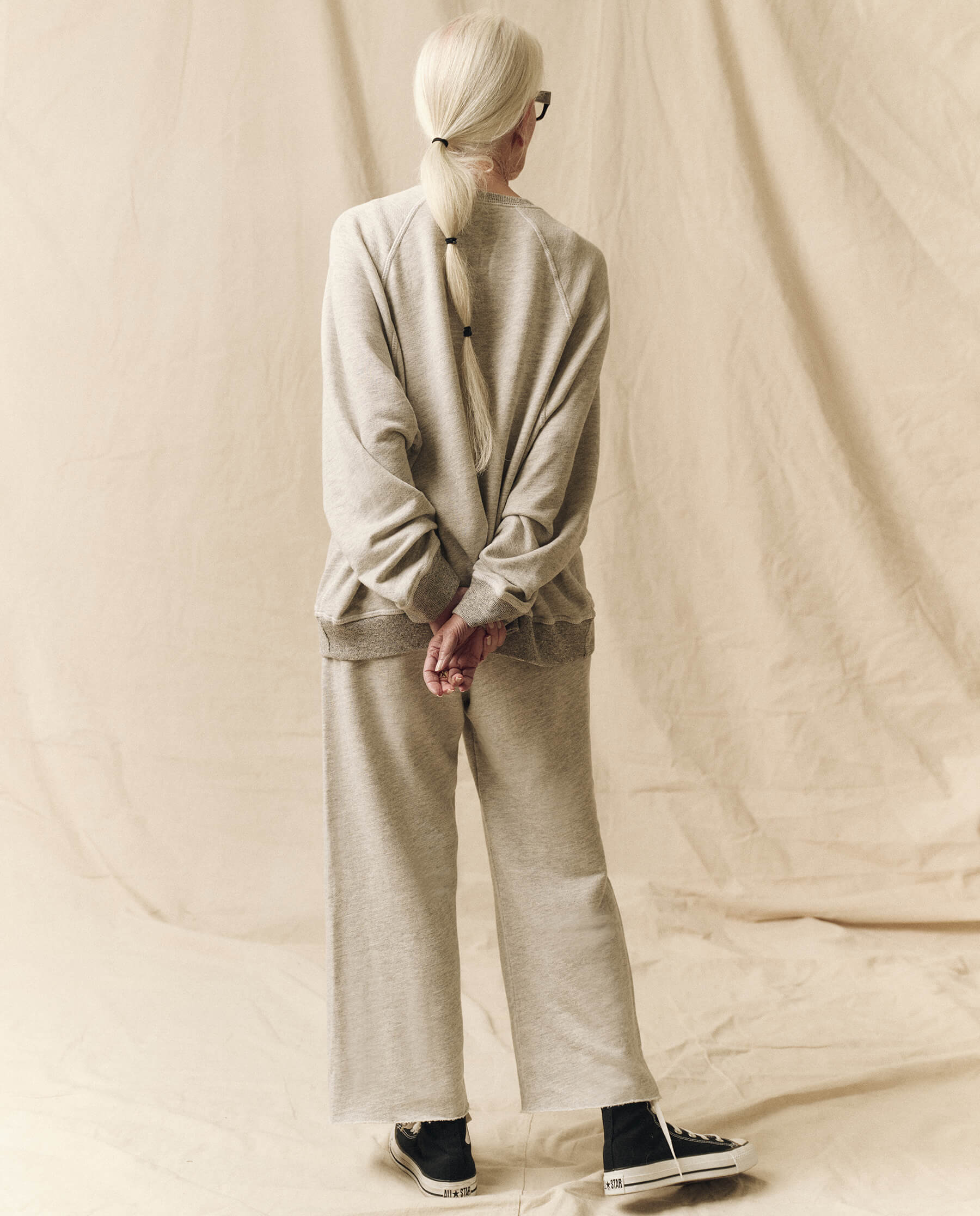 The Wide Leg Cropped Sweatpant. -- Soft Heather Grey SWEATPANTS THE GREAT. FALL 23 SOFT HEATHER GREY