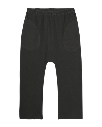 The Jersey Crop by THE GREAT. CORE KNITS in washed black features a wider straight leg, elastic waist, and two large front round pockets for ultimate comfort and style.