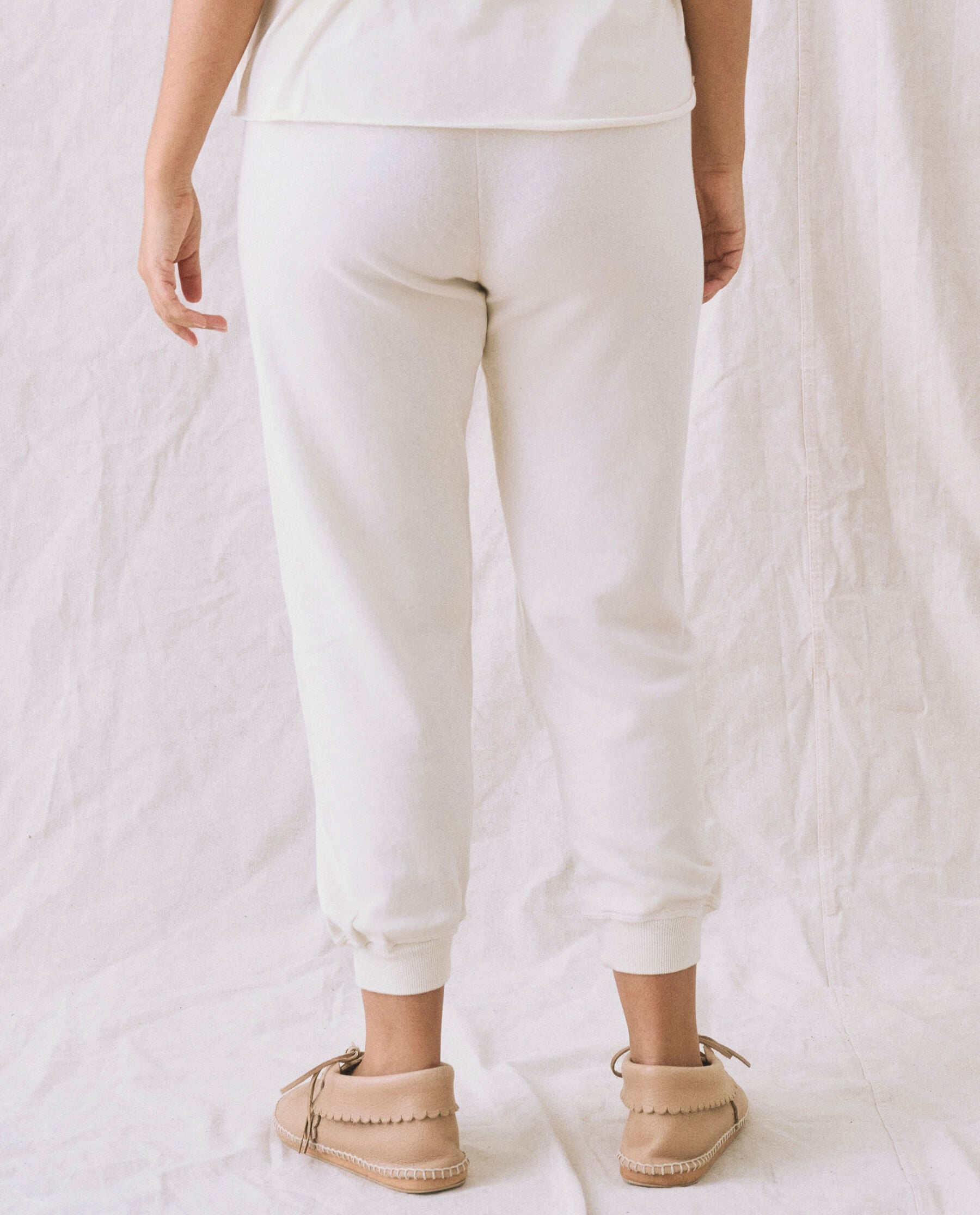 The Cropped Sweatpant. Solid -- Washed White SWEATPANTS THE GREAT. CORE KNITS