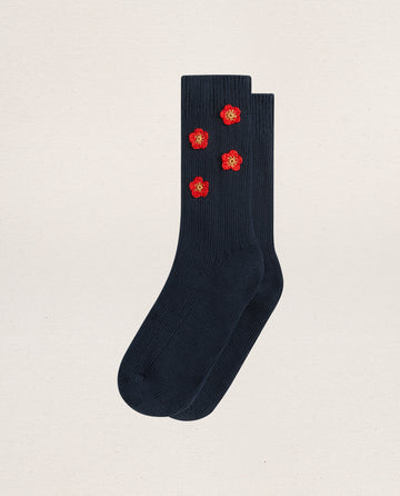 EMME’s THE CROCHET FLOWER SOCK (4 FLOWERS) in navy features four hand-crocheted flower appliqués on ribbed cotton, bringing a vintage-inspired touch.