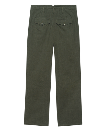 Back view of THE GREAT. F25 D2 The Parker Trouser in Dusty Moss, showcasing two buttoned flap pockets and belt loops on garment-dyed twill for a vintage-inspired men’s look.