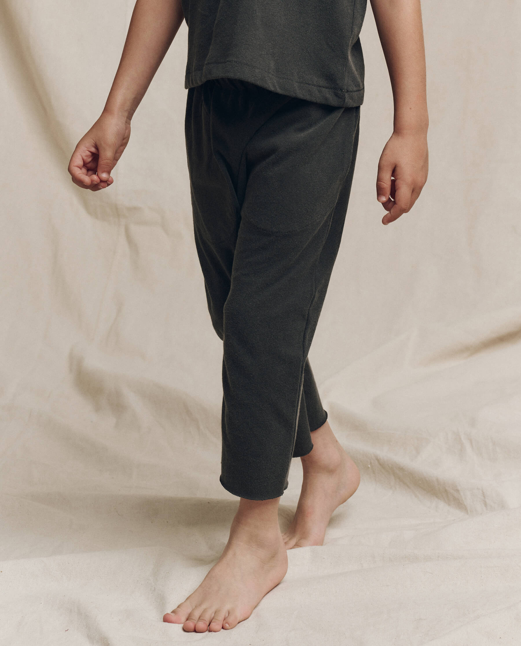 The Little Jersey Crop. Solid -- Washed Black SWEATPANTS THE GREAT. FALL 24 LITTLE