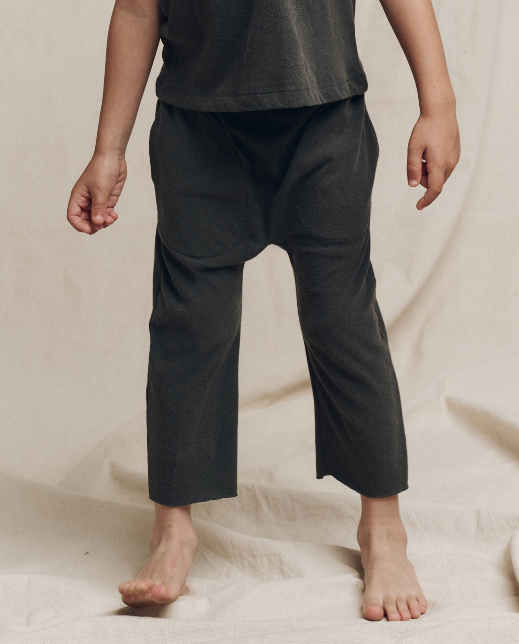 The Little Jersey Crop. Solid -- Washed Black SWEATPANTS THE GREAT. FALL 24 LITTLE