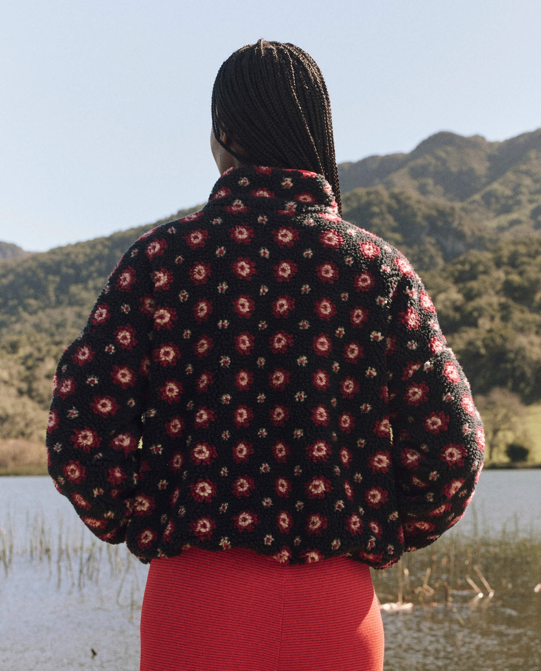 The Countryside Pullover. -- Navy Geo Daisy SWEATERS THE GREAT. FALL 24 D1