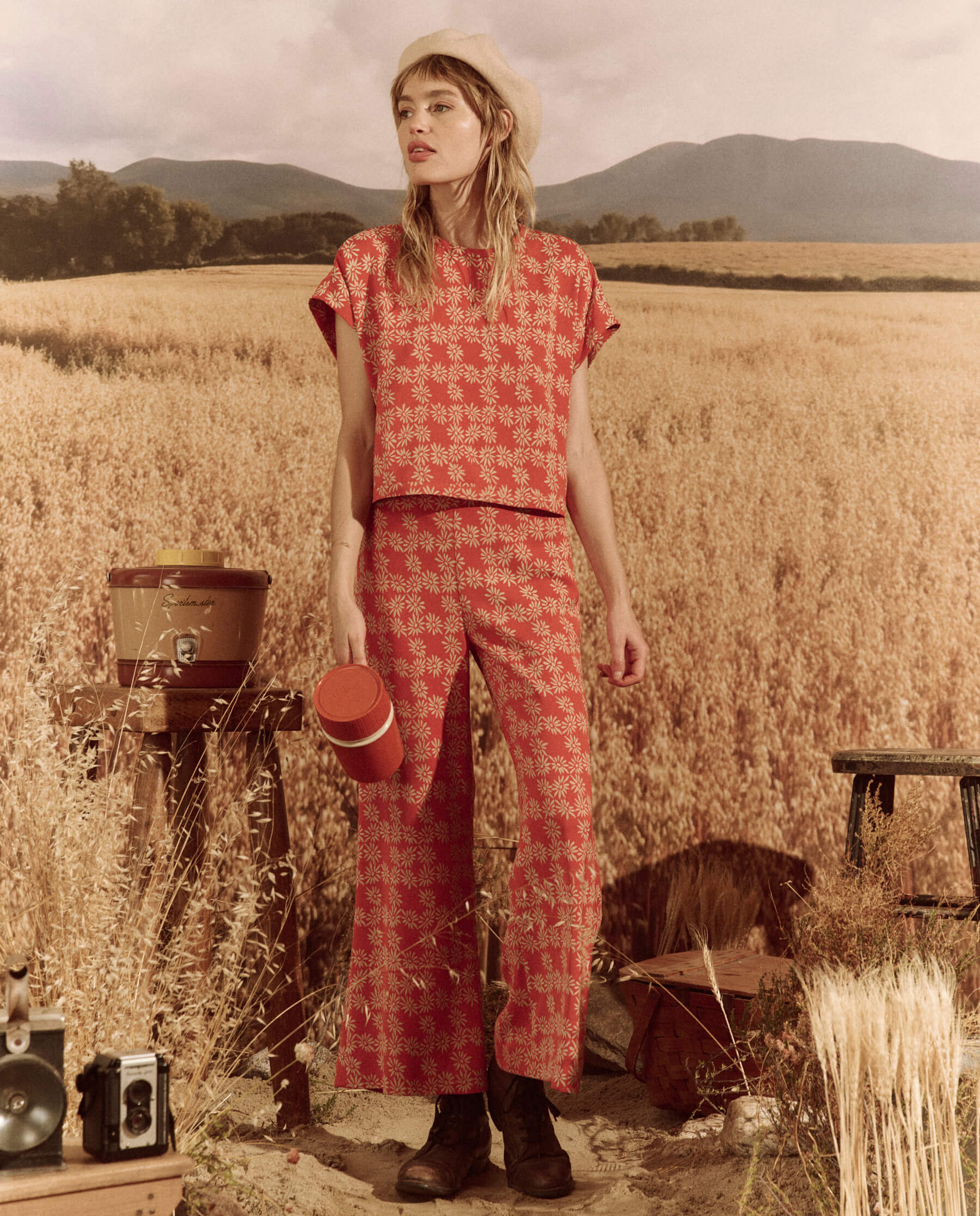The Wander Top. -- Desert Red Scattered Daisy