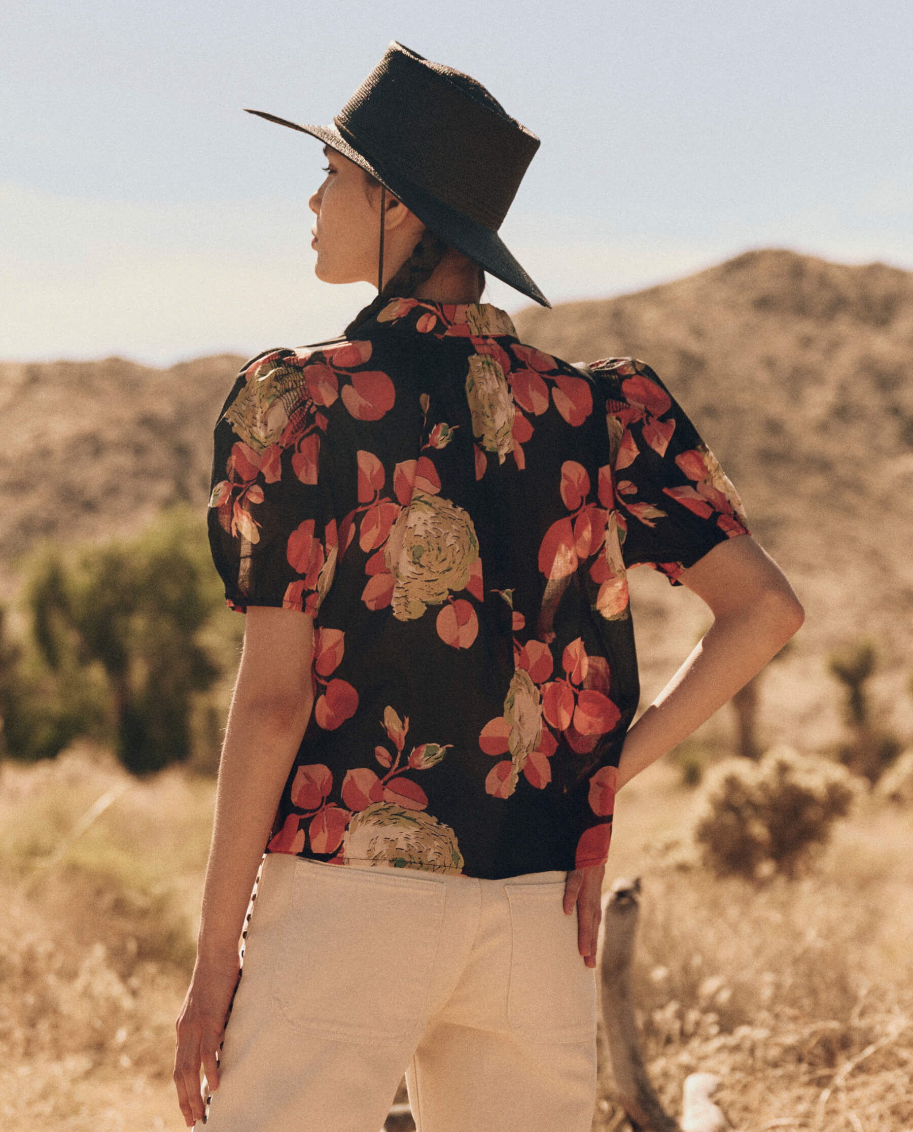 The Fairway Top. -- Cabbage Rose Print SHIRTS THE GREAT. PF24