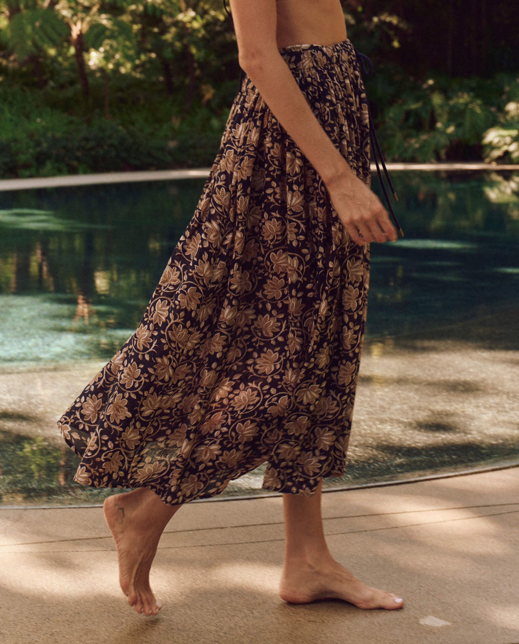 The Ripple Skirt. -- Black Oasis Floral COVER-UP SKIRTS THE GREAT. SP24 SWIM