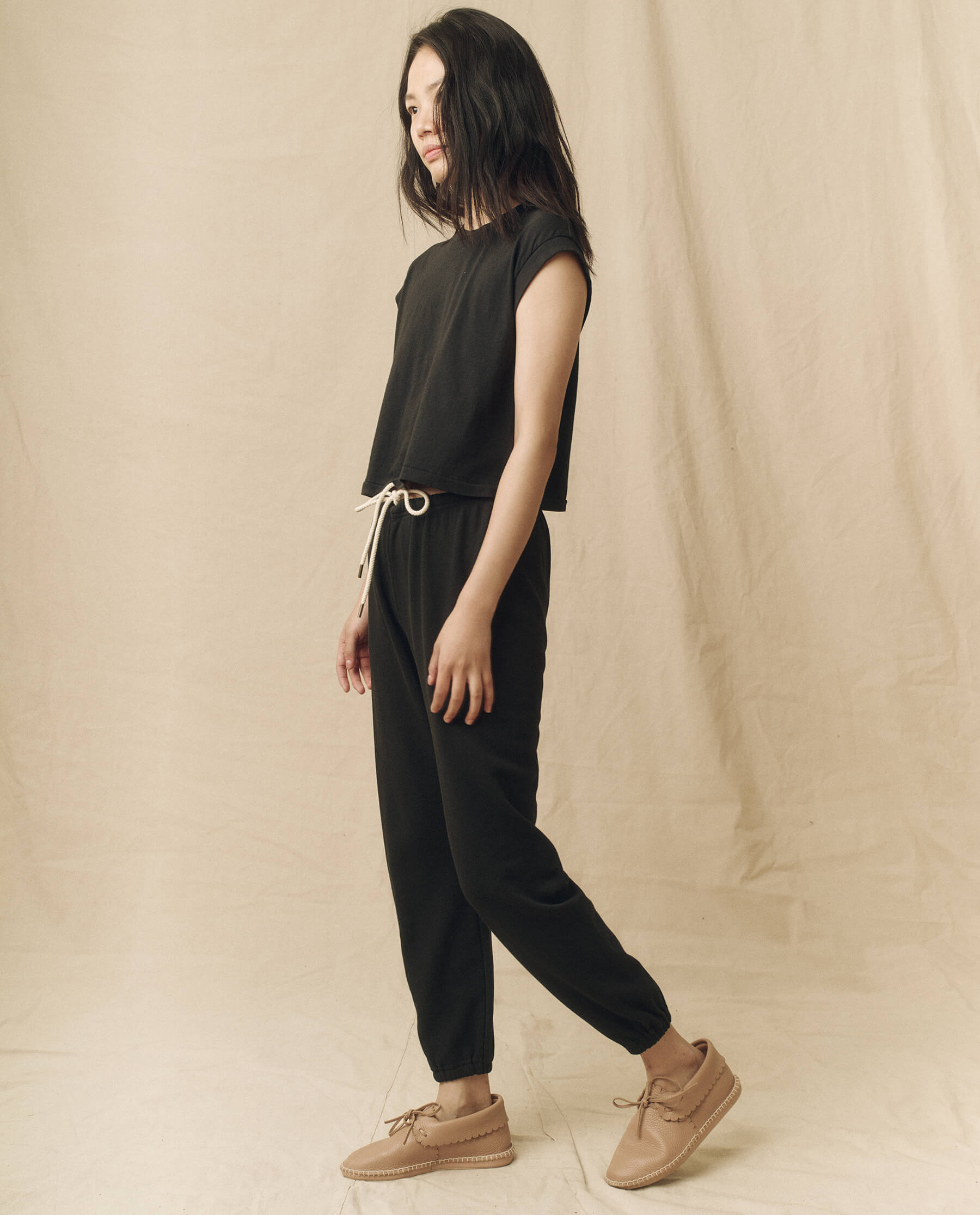 The Square Tee. -- Almost Black TEES THE GREAT. SU23 CORE KNITS