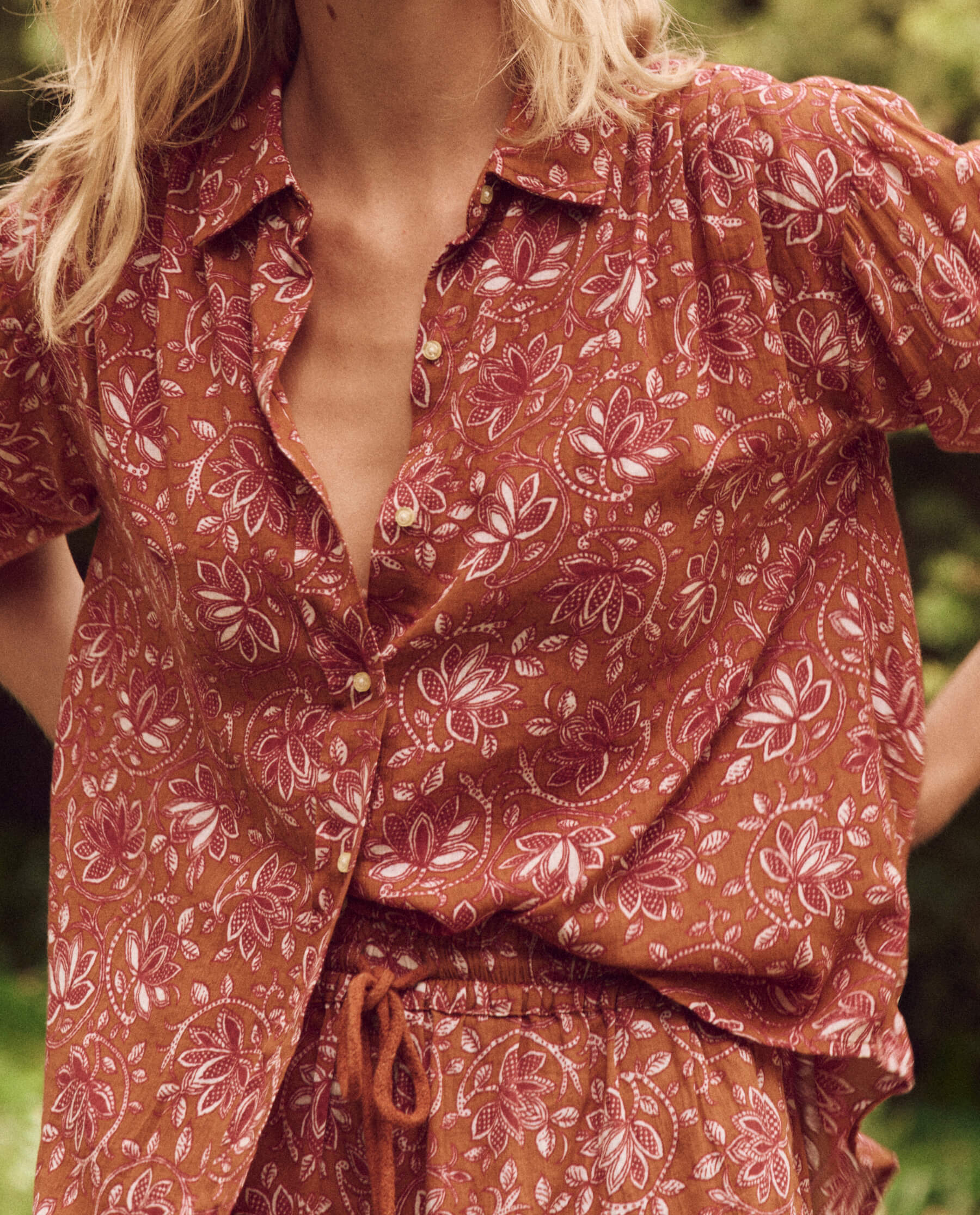 The Cove Shirt. -- Golden Sand Oasis Floral COVER-UP SHIRTS THE GREAT. SP24 SWIM
