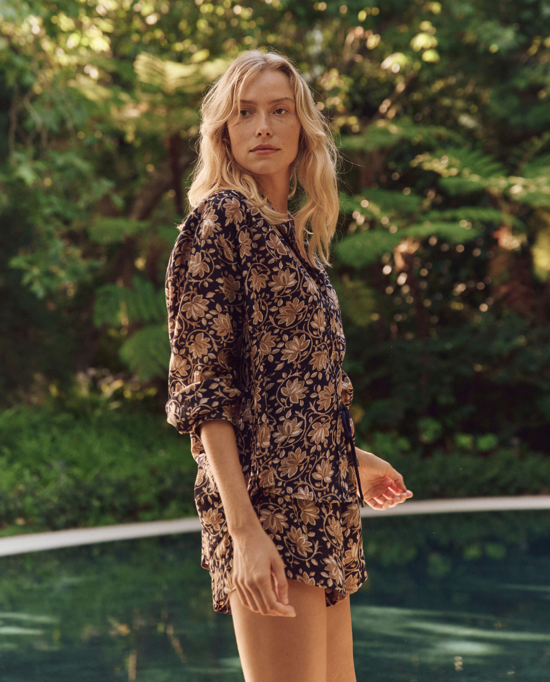 The Cove Shirt. -- Black Oasis Floral COVER-UP SHIRTS THE GREAT. SP24 SWIM