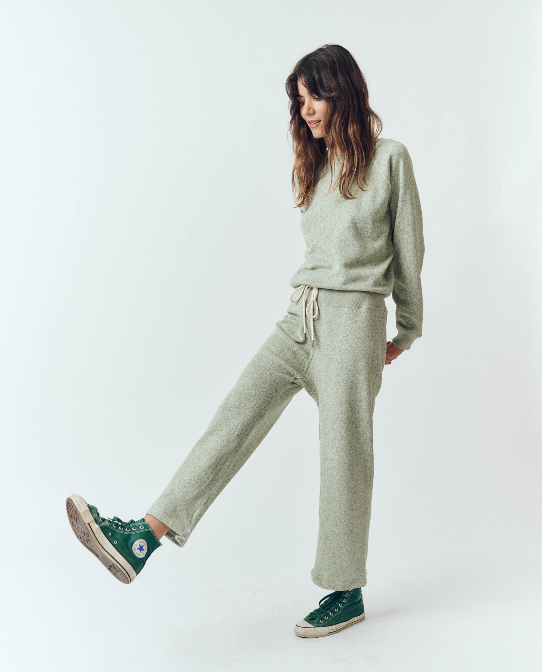 The Relay Sweatpant. -- Heathered Bright Pine SWEATPANTS THE GREAT. SP24 PRESSED CREASE + FLEECE