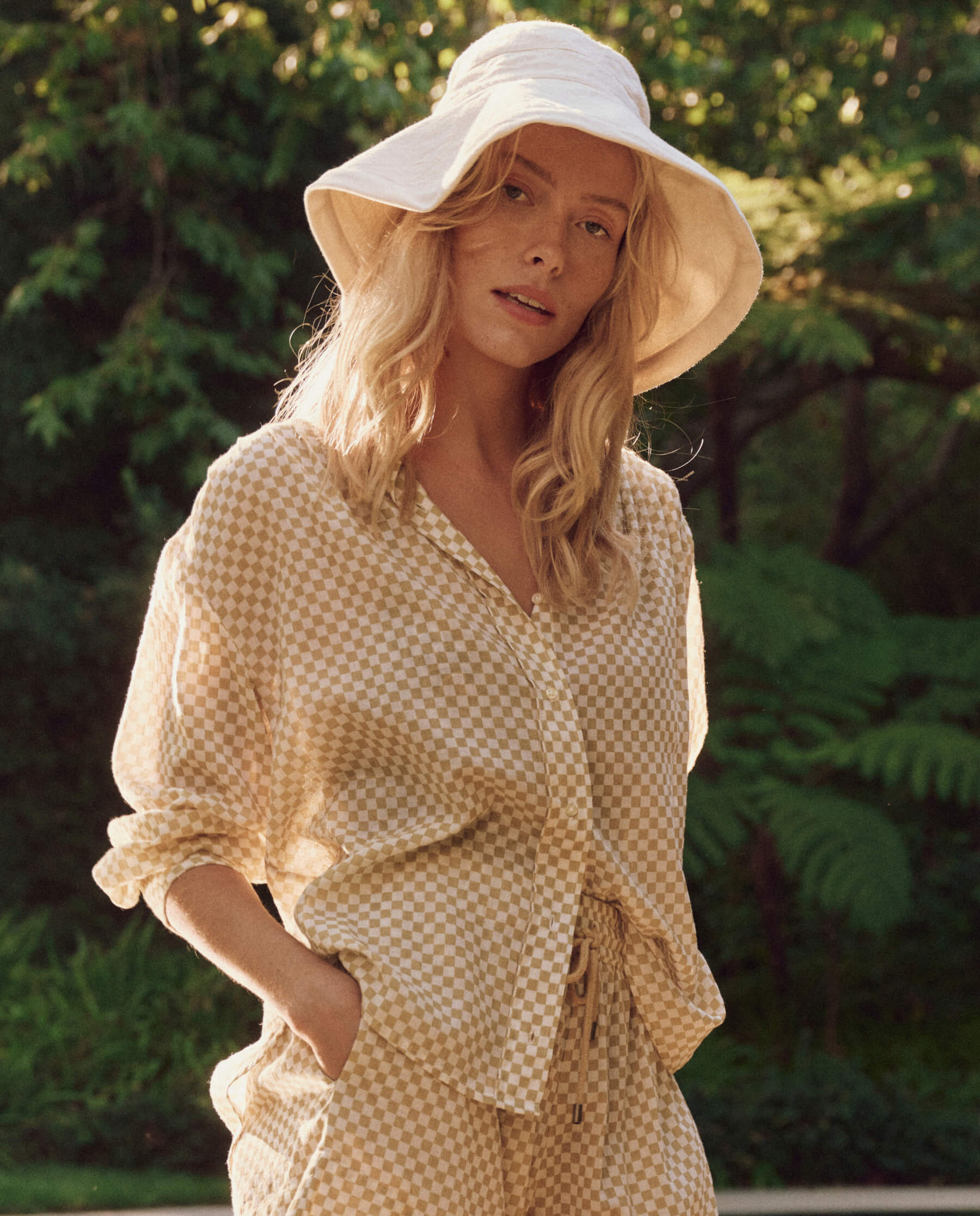 The Cove Shirt. -- Sand Check COVER-UP SHIRTS THE GREAT. SP24 SWIM