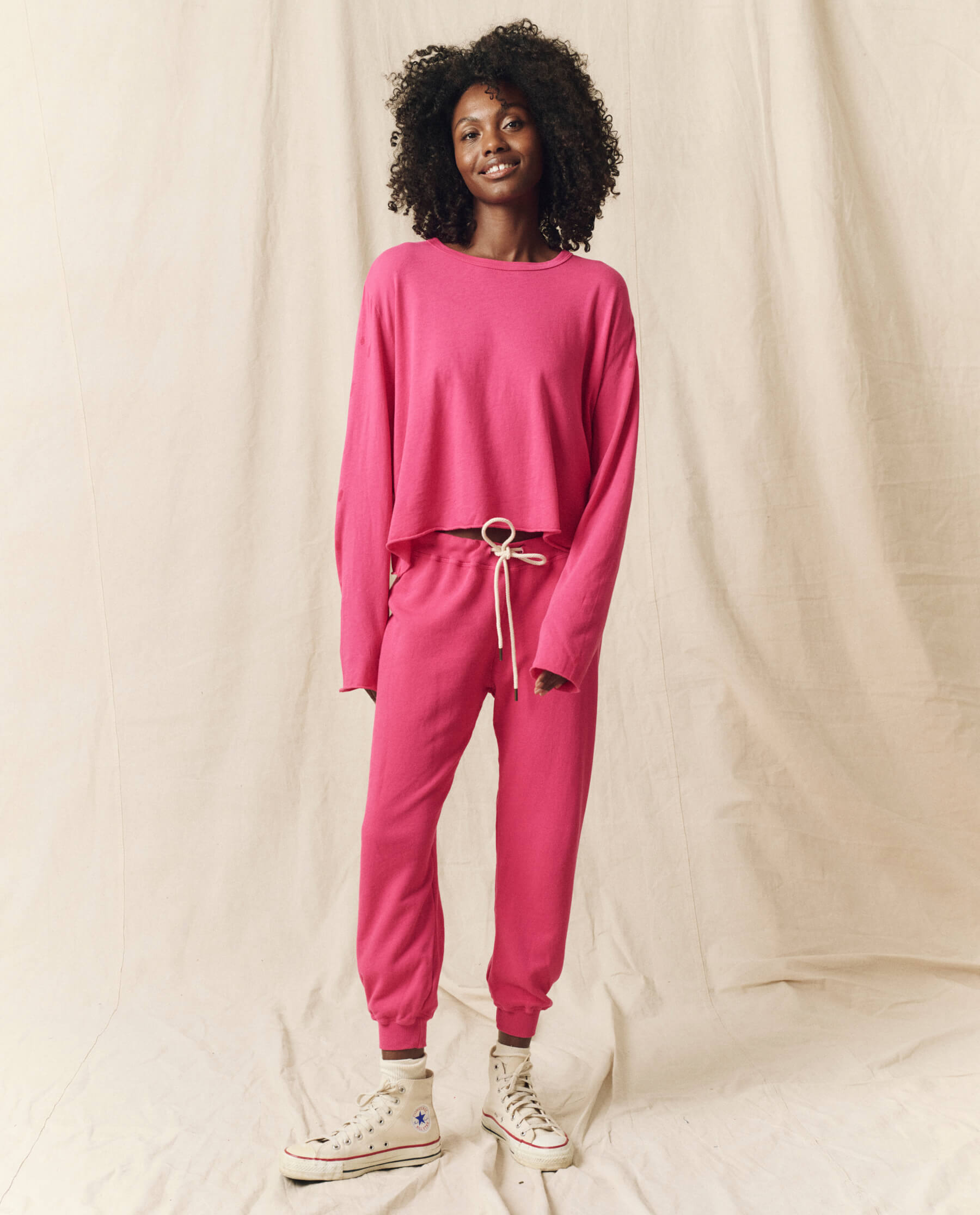The Cropped Sweatpant. Solid -- Fuchsia SWEATPANTS THE GREAT. HOL 23 KNITS