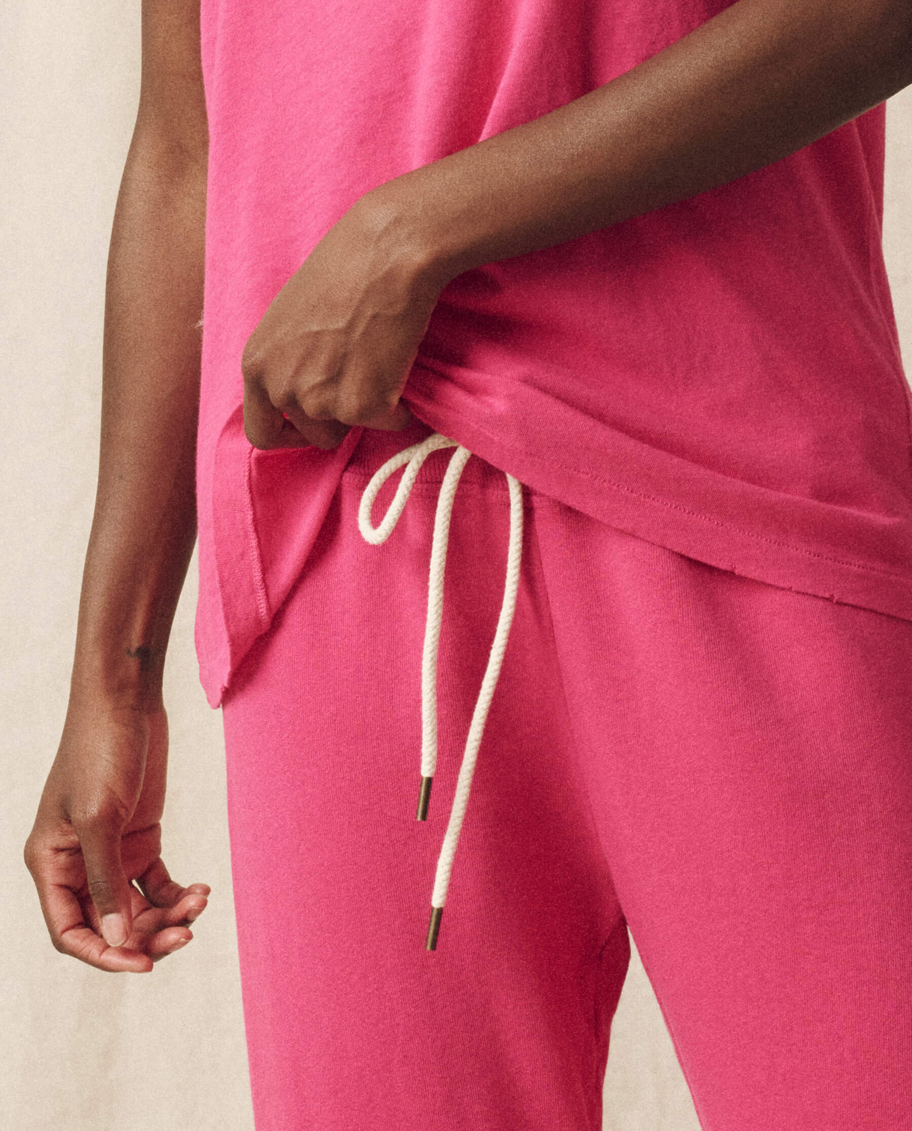 The Cropped Sweatpant. Solid -- Fuchsia SWEATPANTS THE GREAT. HOL 23 KNITS