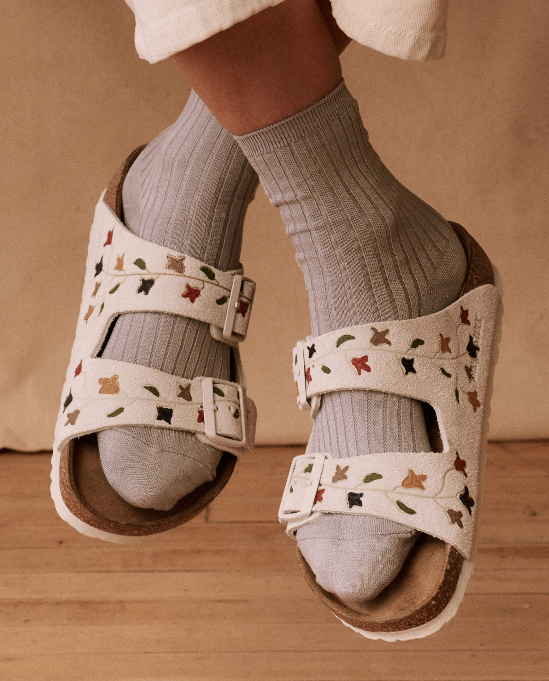 The Ribbed Sock with Daisy Embroidery. -- Mist with Cream Daisies