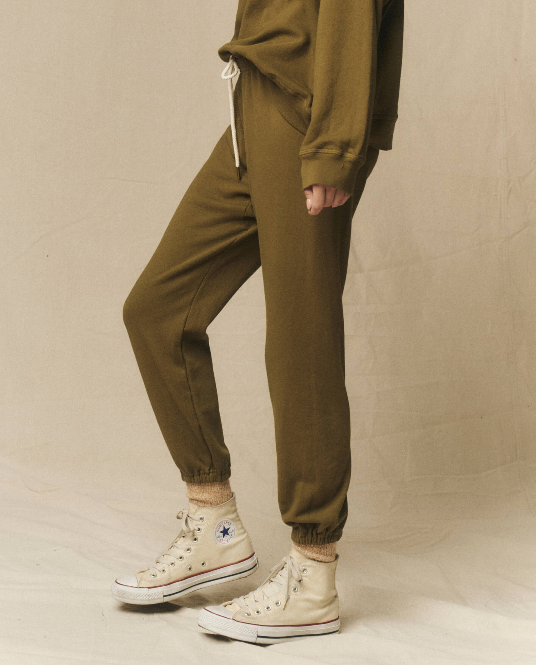 The Stadium Sweatpant. Solid -- Fir Green SWEATPANTS THE GREAT. FALL 23 KNITS