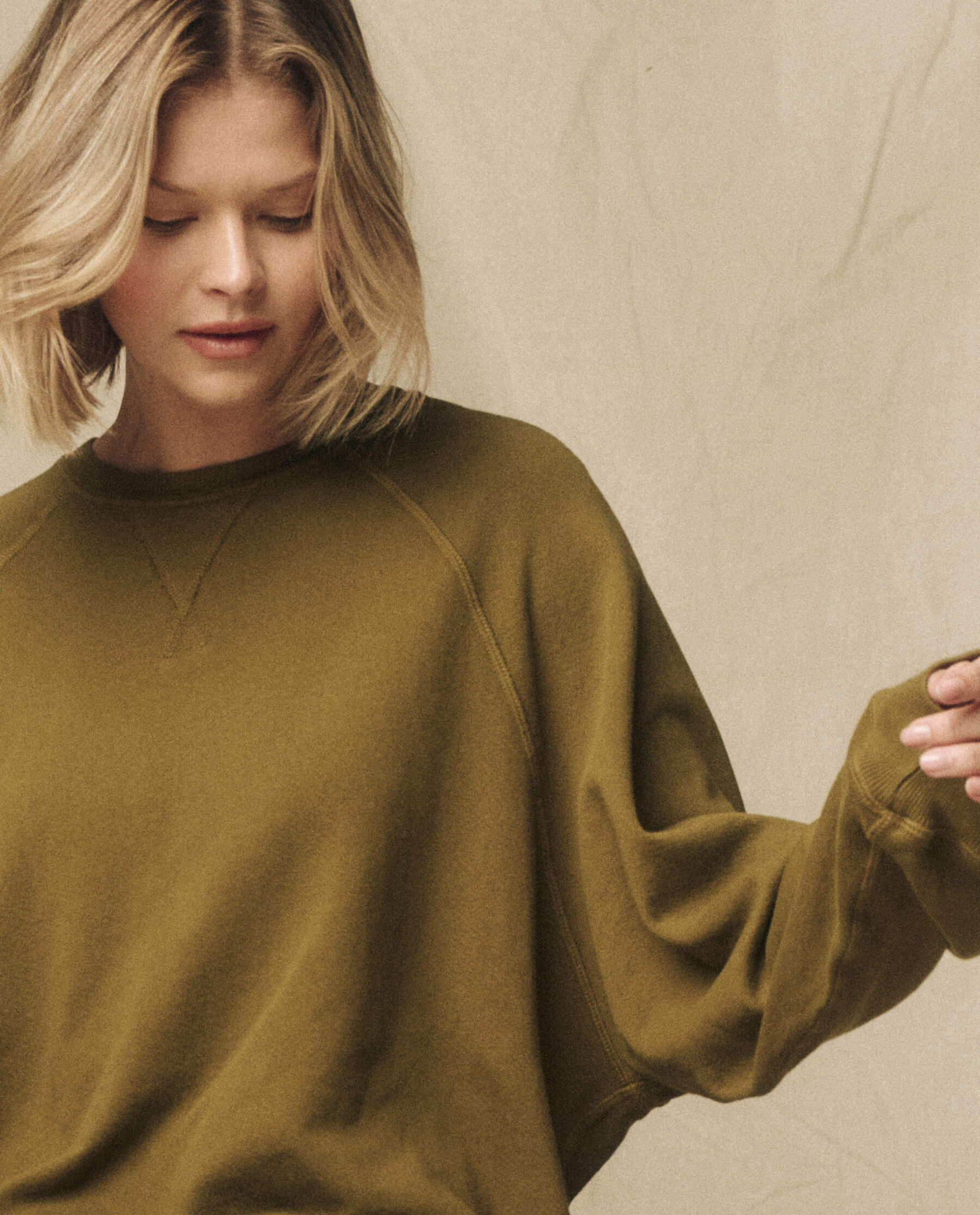 The Slouch Sweatshirt. Solid -- Fir Green SWEATSHIRTS THE GREAT. FALL 23 KNITS