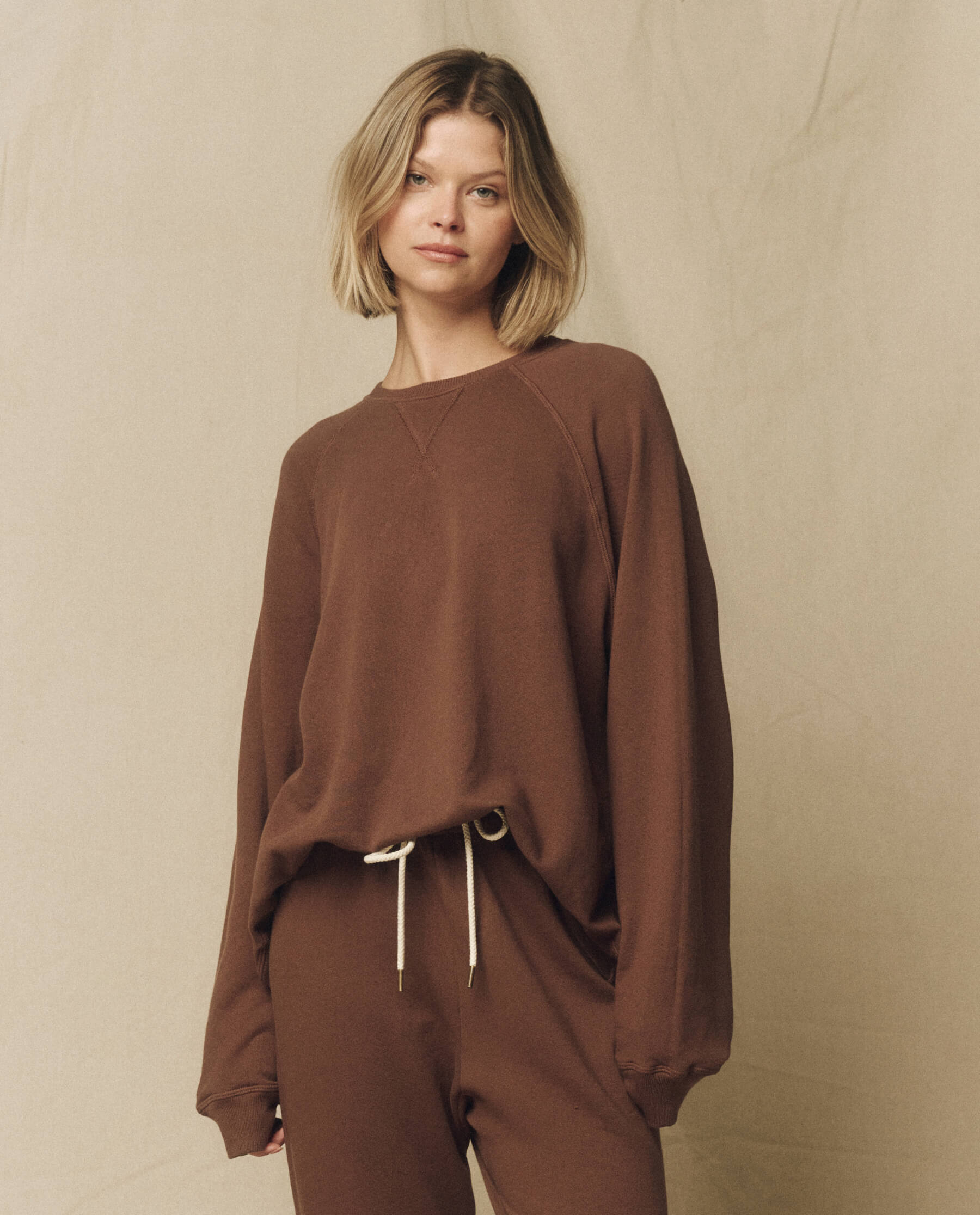 The Slouch Sweatshirt. Solid -- Hickory SWEATSHIRTS THE GREAT. FALL 23 KNITS