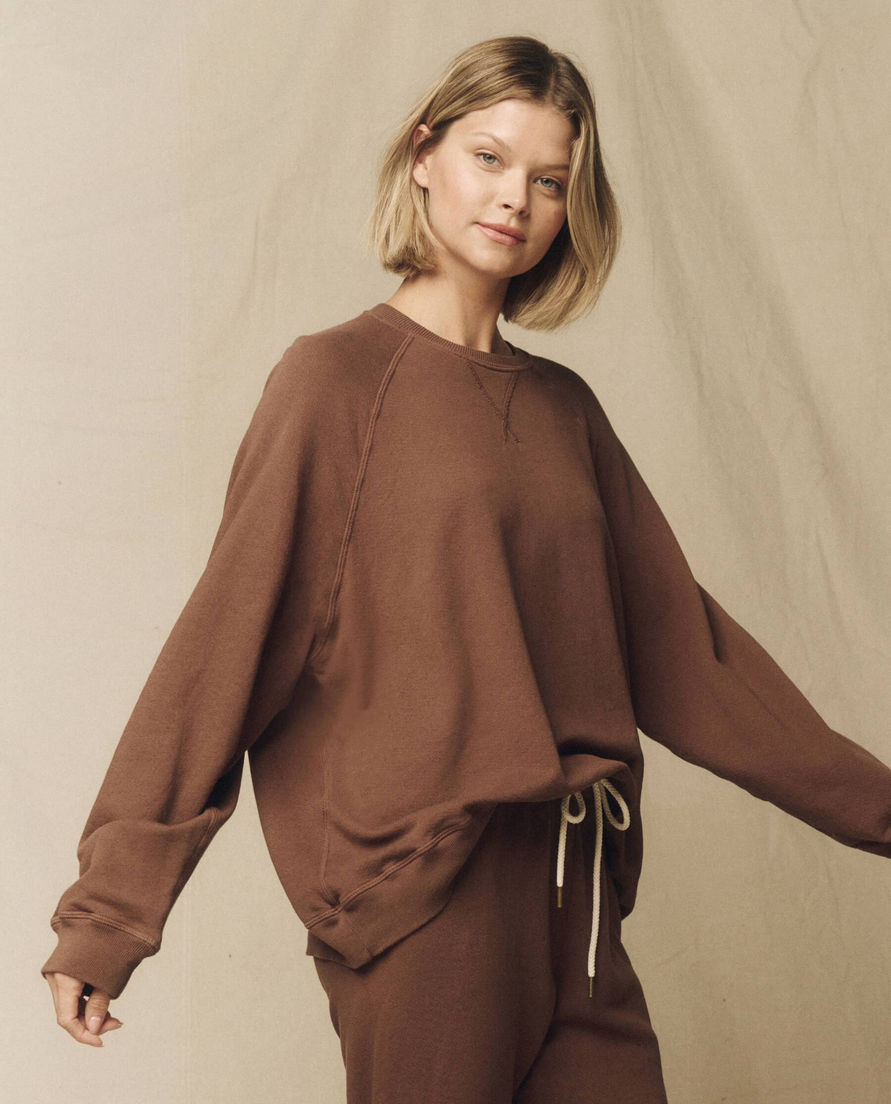 The Slouch Sweatshirt. Solid -- Hickory SWEATSHIRTS THE GREAT. FALL 23 KNITS