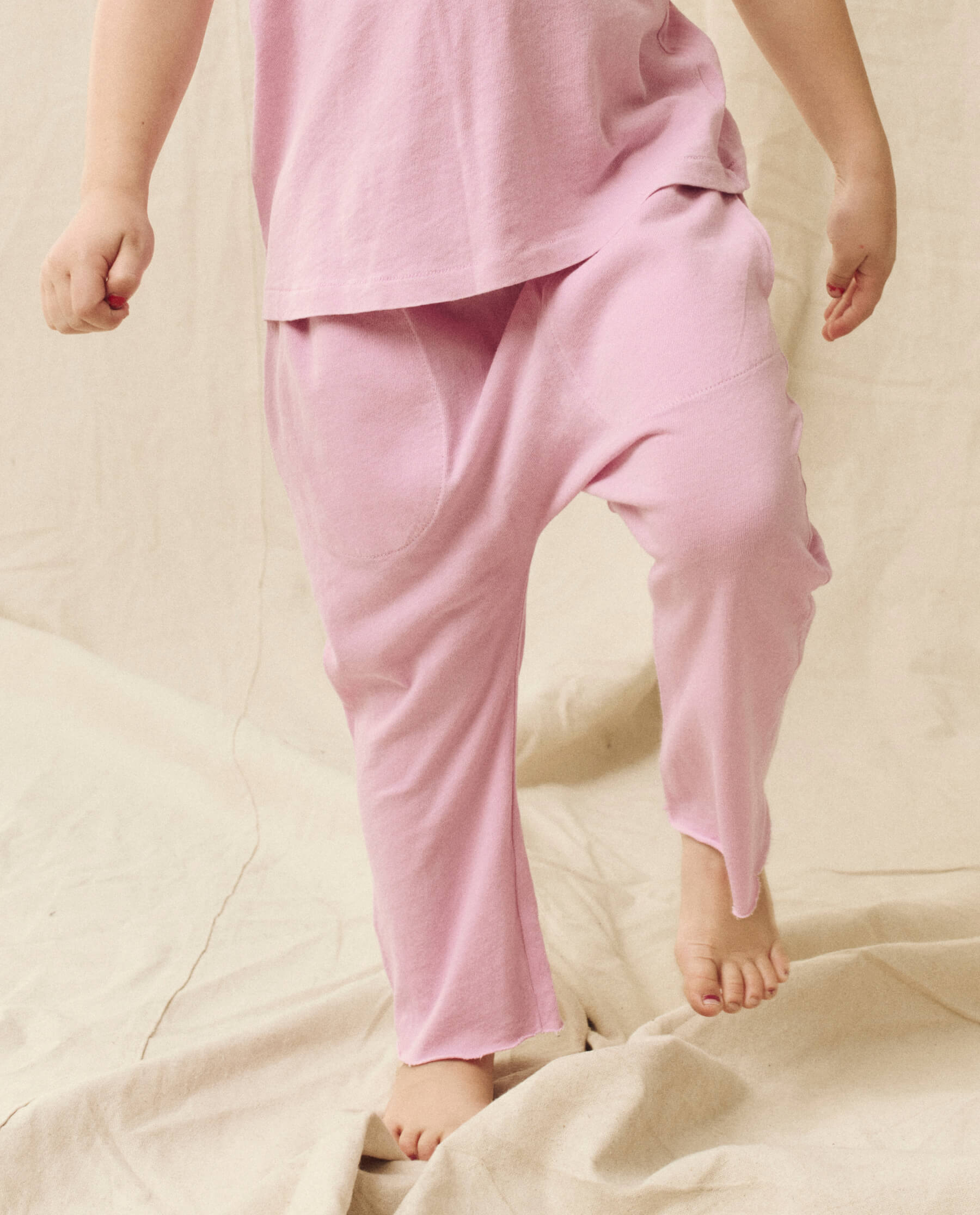 The Little Jersey Crop. Solid -- Lilac Blossom SWEATPANTS THE GREAT. SP24 LITTLE