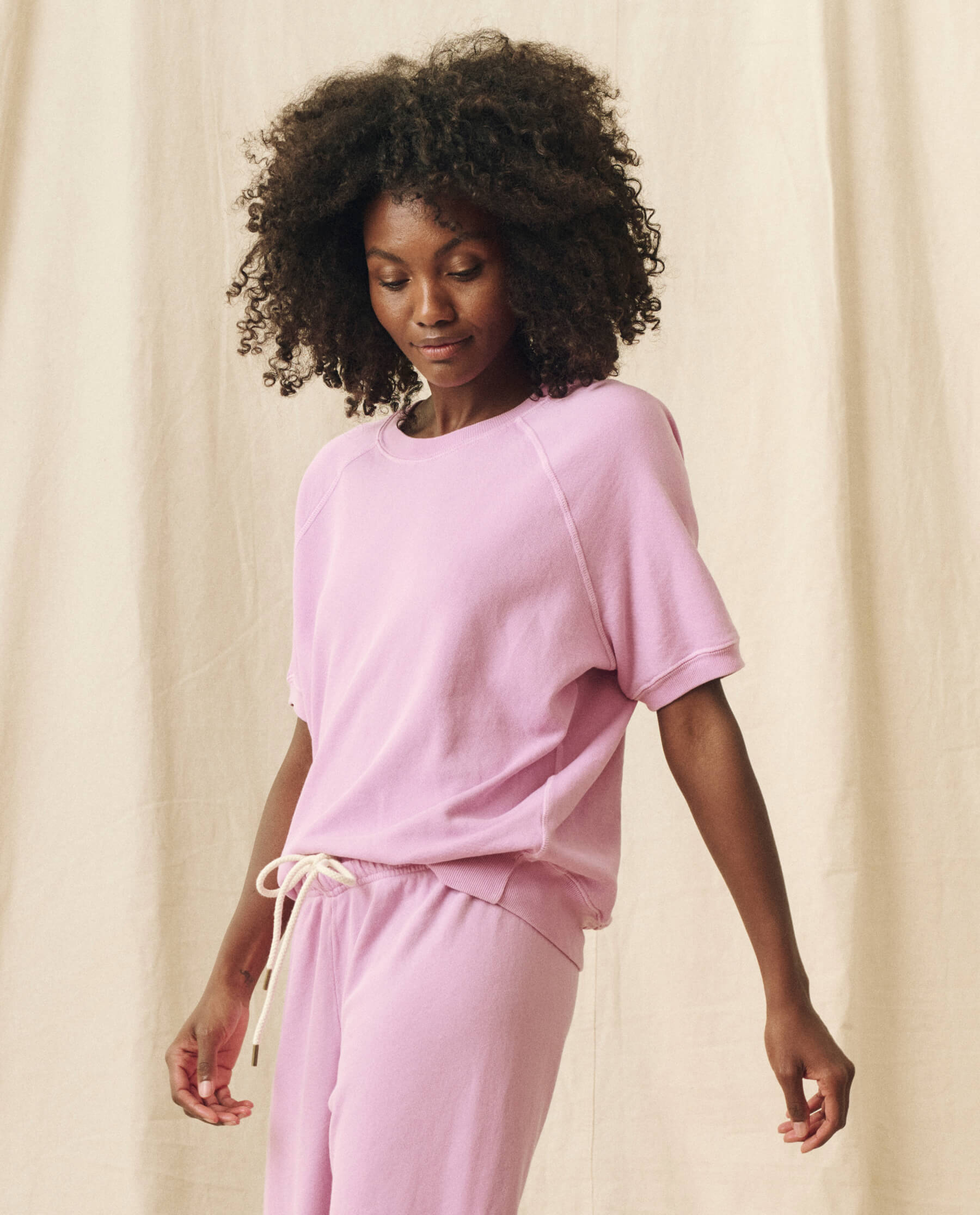The Short Sleeve Sweatshirt. Solid -- Lilac Blossom SWEATSHIRTS THE GREAT. SP24 KNITS