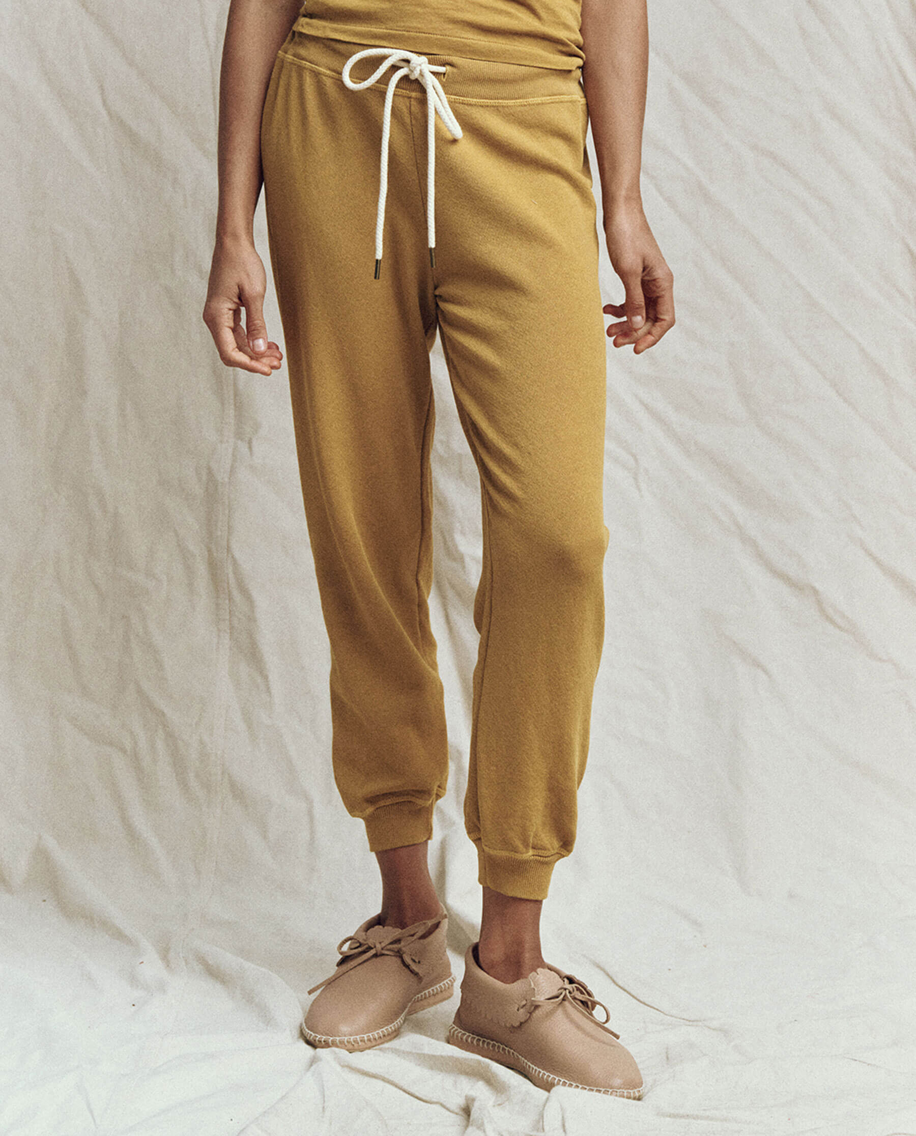 The Cropped Sweatpant. Solid -- Safari SWEATPANTS THE GREAT. SP23 KNITS