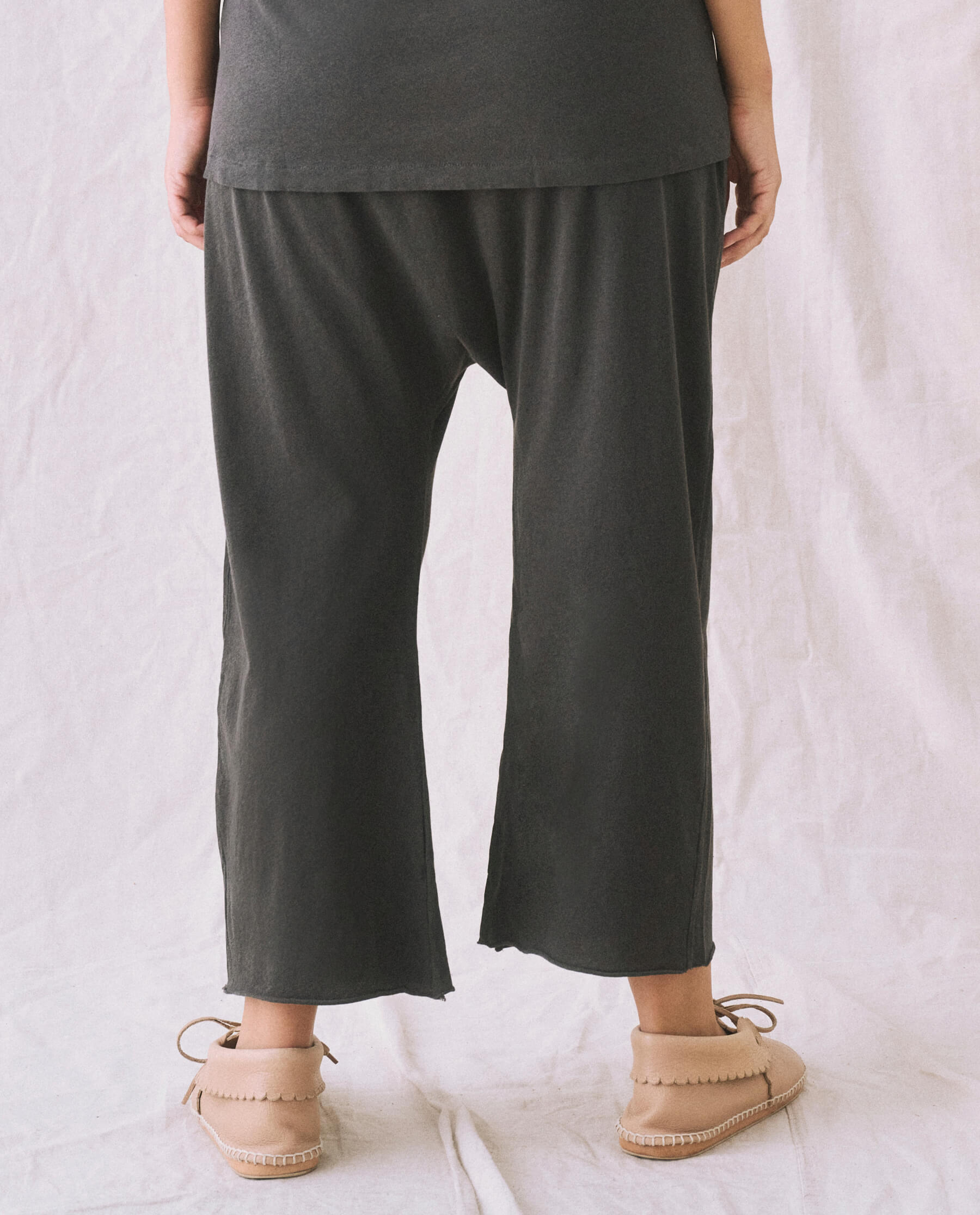 The Jersey Crop. -- Washed Black SWEATPANTS THE GREAT. CORE KNITS