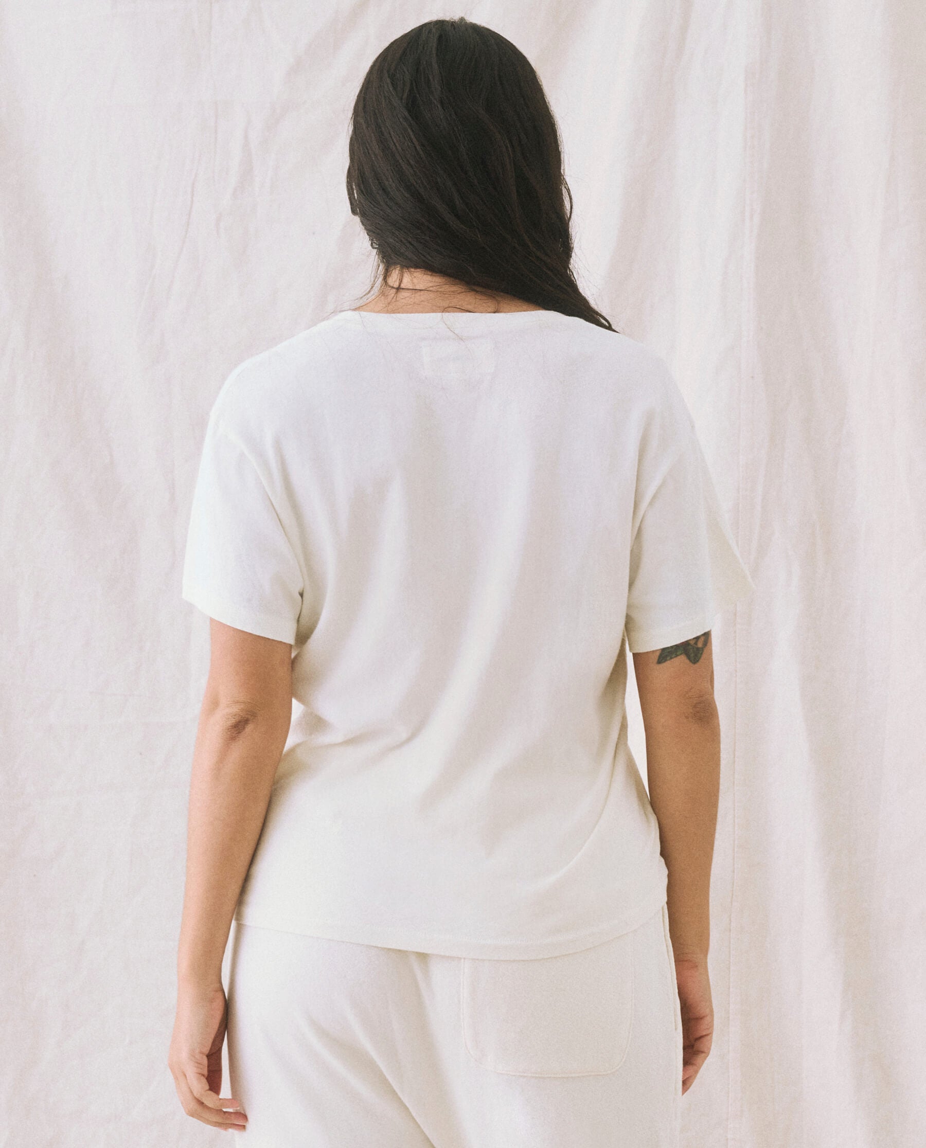The V-Neck Tee. -- Washed White TEES THE GREAT. SP22 APRILCAP