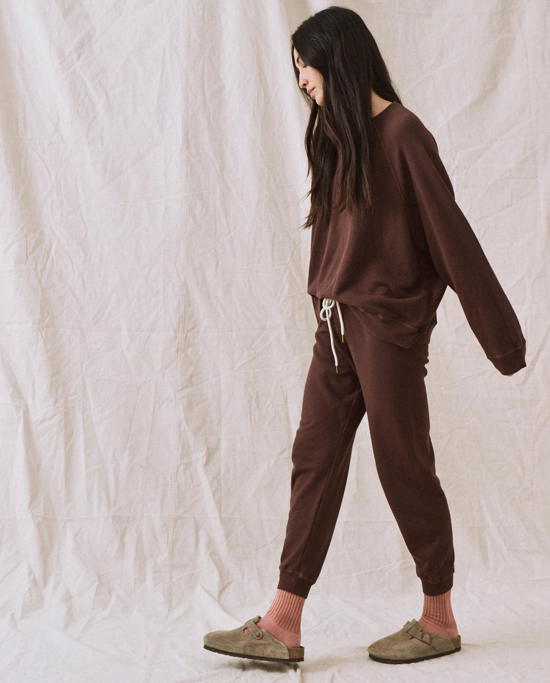 The Cropped Sweatpant. Solid -- Toasted Walnut SWEATPANTS THE GREAT. HOL 22 KNITS