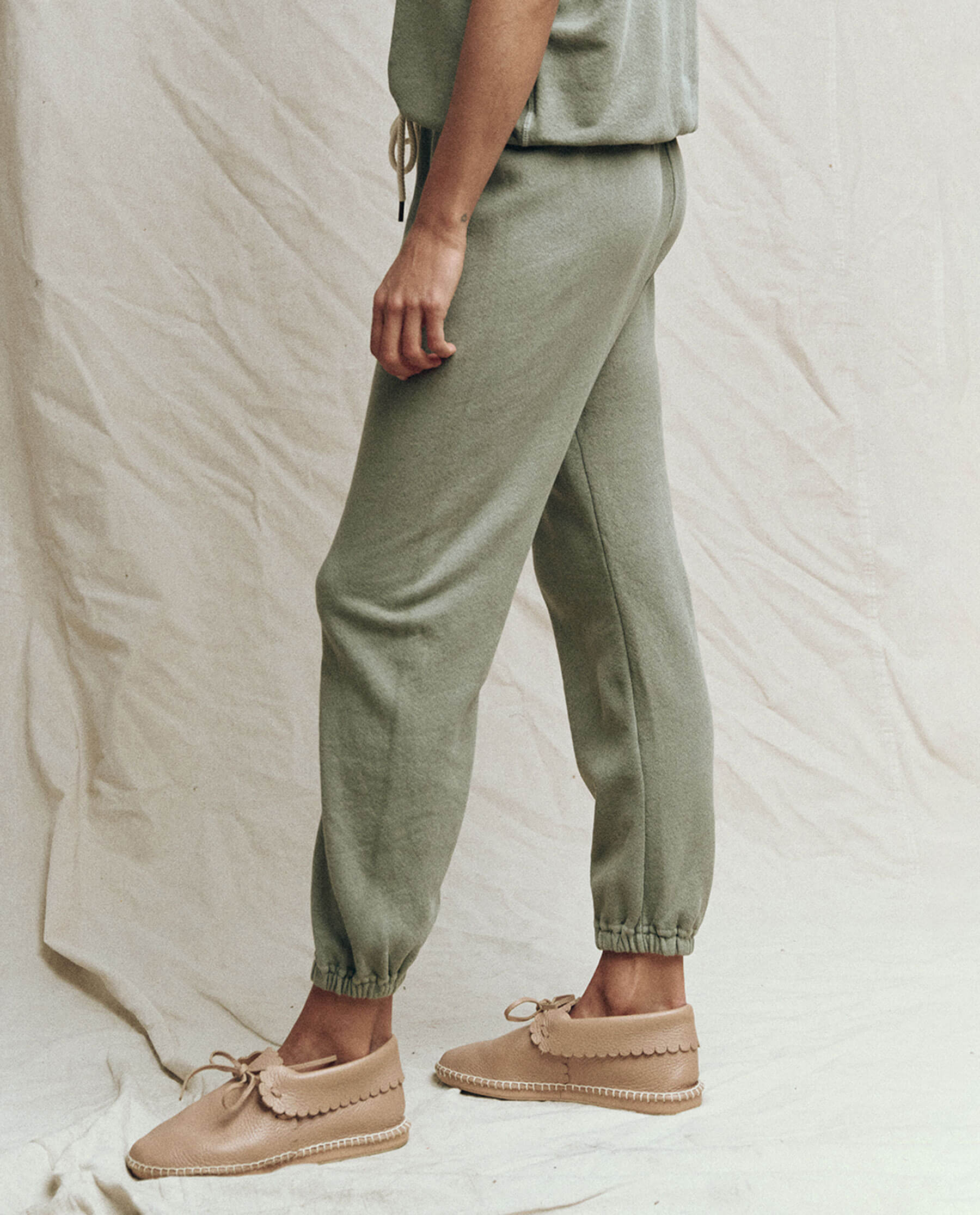 The Stadium Sweatpant. Solid -- Sweetgrass SWEATPANTS THE GREAT. SP23 KNITS