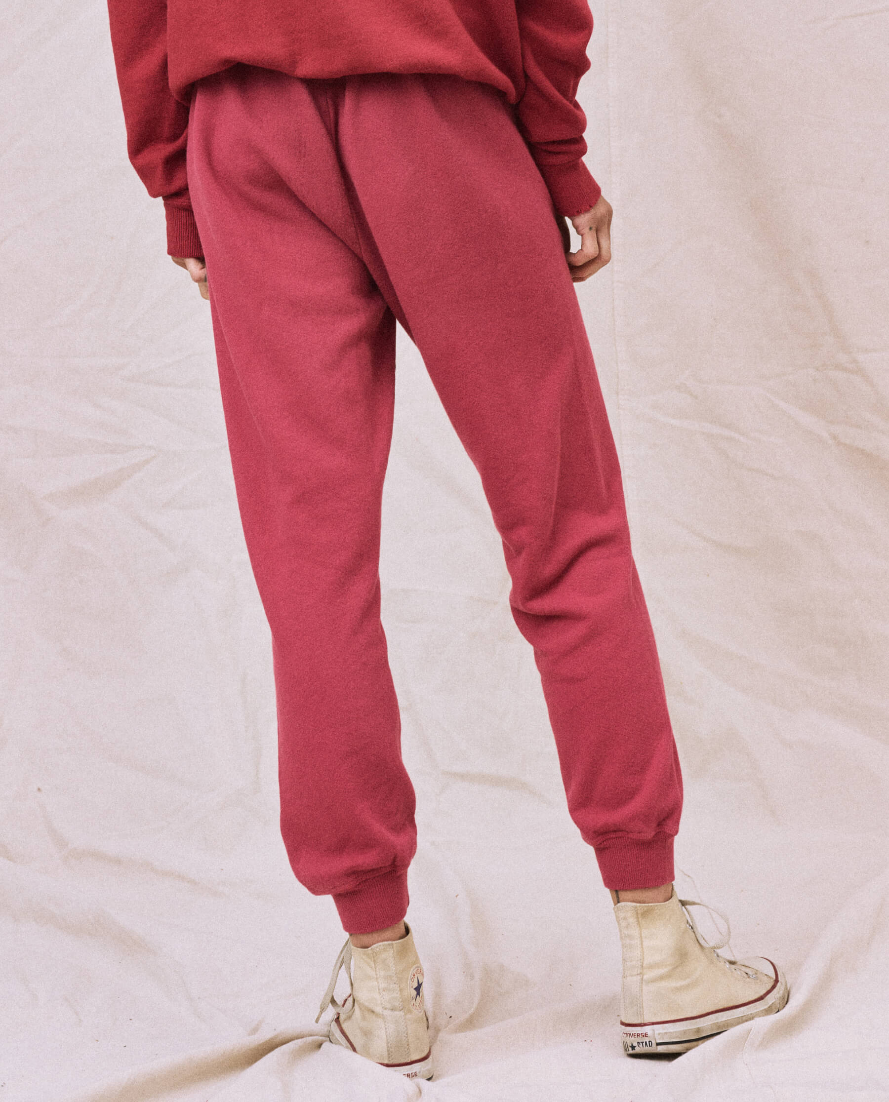 The Cropped Sweatpant. Solid -- Sweet Plum SWEATPANTS THE GREAT. FALL 22 KNITS