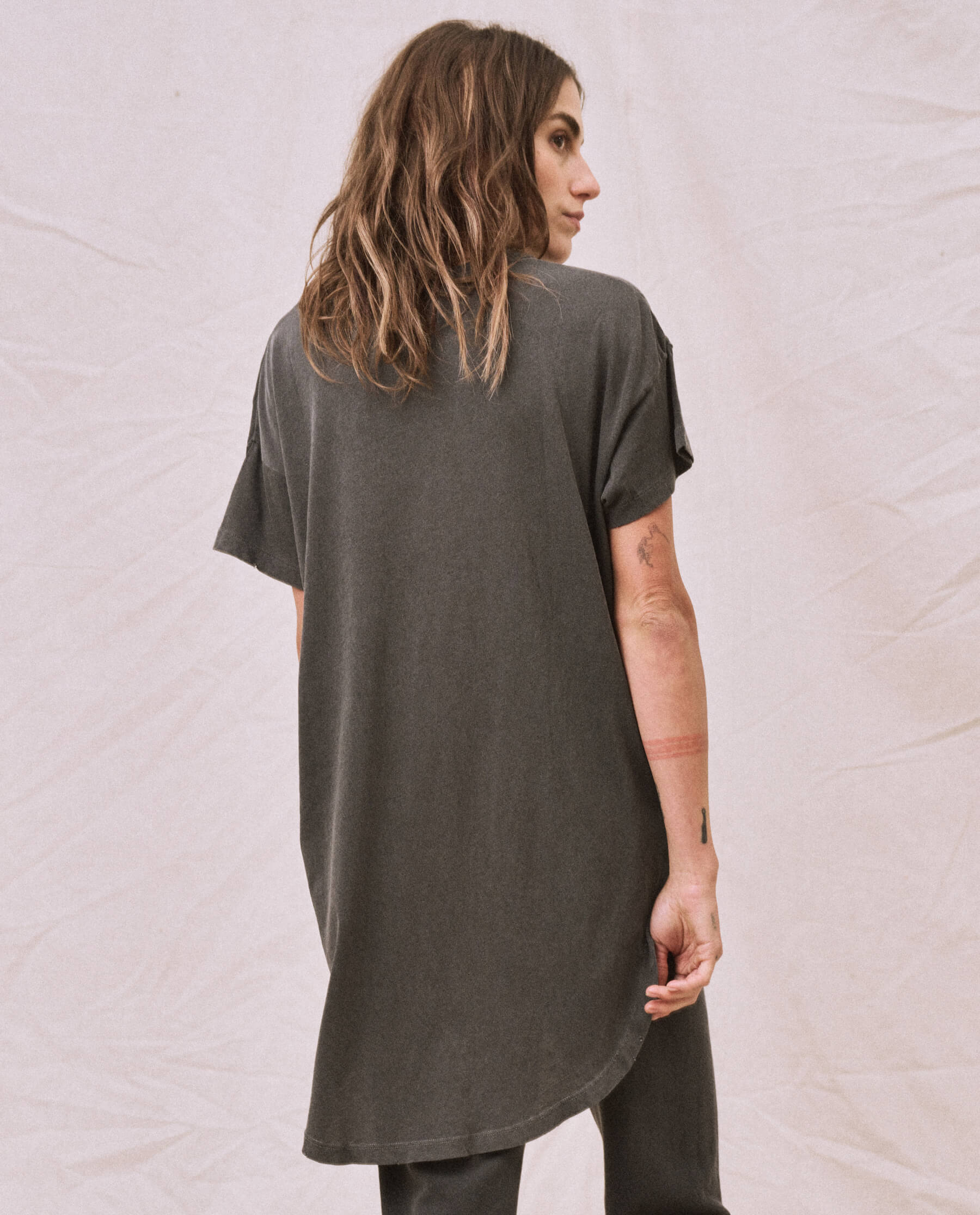 The Shirttail Tee. -- Washed Black TEES THE GREAT. CORE KNITS