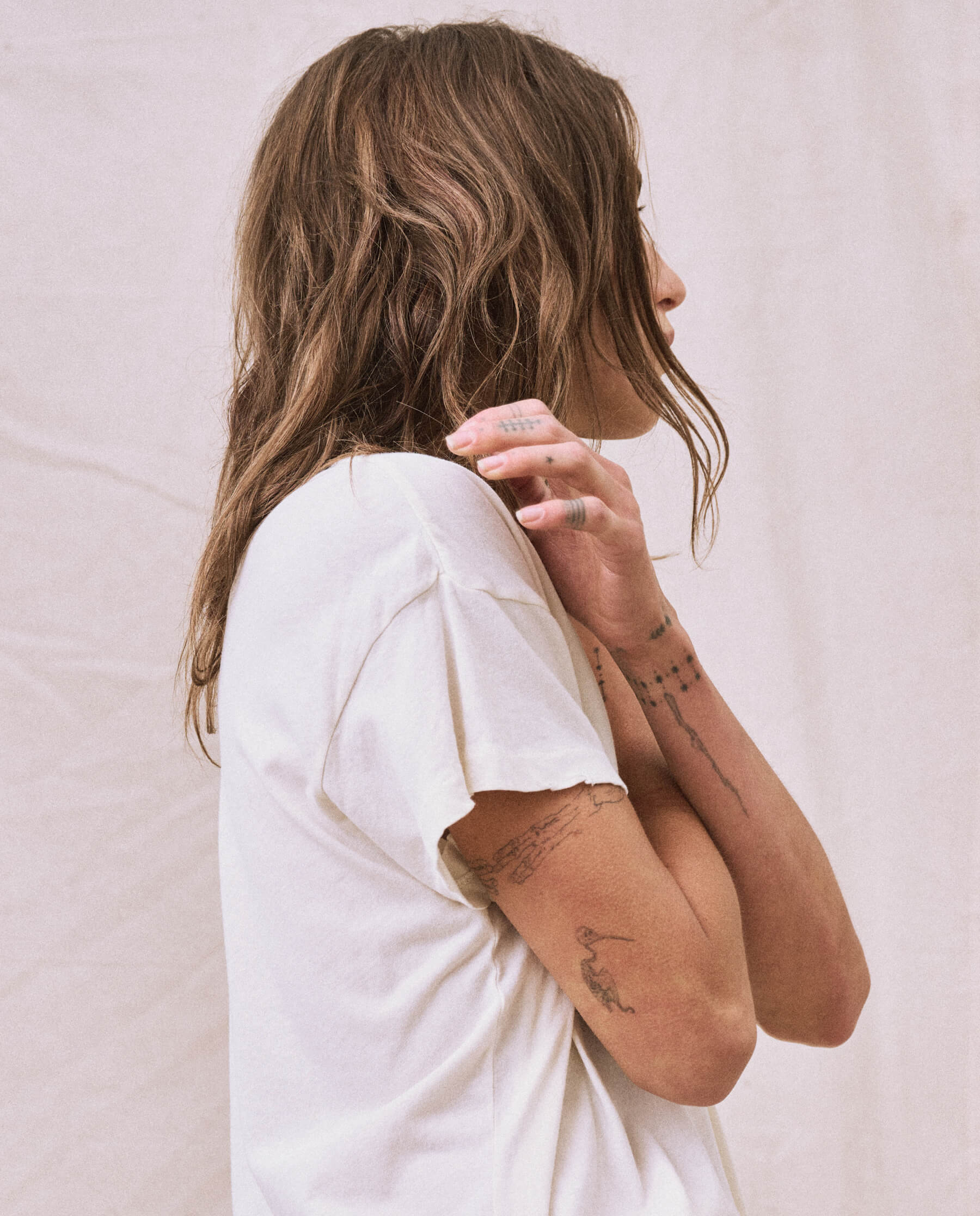 The Shirttail Tee. -- Washed White TEES THE GREAT. CORE KNITS