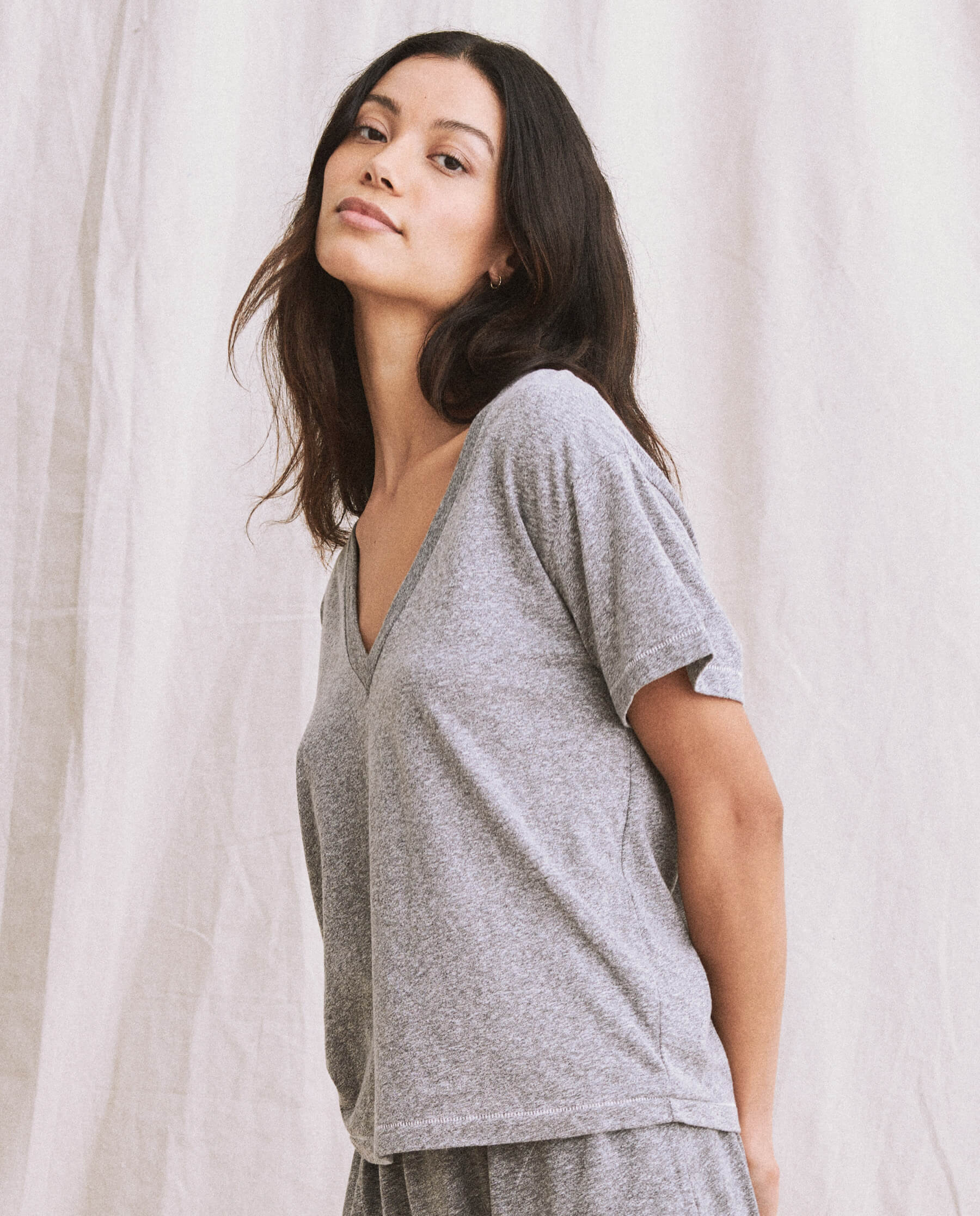 The V-Neck Tee. -- Heather Grey TEES THE GREAT. SP22 APRILCAP